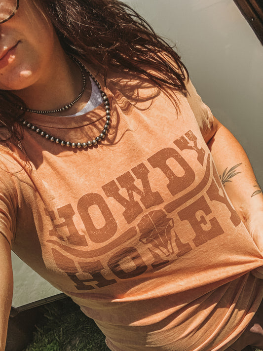 HOWDY HONEY GRAPHIC TEE